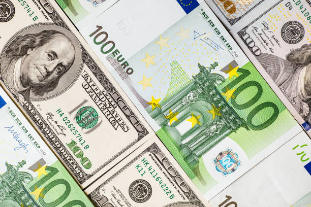 صعود الدولار وسط الخوف من الرسوم الجمركية