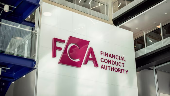 شركات التداول المرخصة في بريطانيا: لماذا يُعد ترخيص FCA من الأقوى عالميًا؟