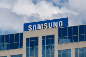 هل يُعد تداول أسهم شركتي آبل وسامسونج خياراً مناسباً في عام 2025؟