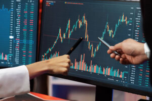 ما الفرق بين الأسهم الممتازة والأسهم العادية؟