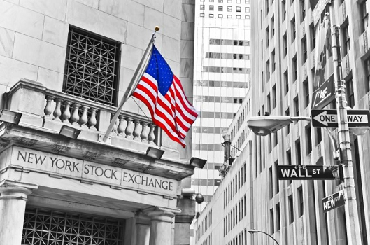العقود الآجلة ثابتة وتوقعات متباينة: هل تكسر وول ستريت موجة التردد؟ 