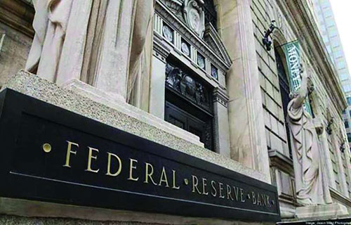 الفيدرالي الأميركي يواجه الضغوط... والأنظار تتجه إلى قرار الفائدة الليلة