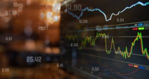 الخيارات الثنائية مقابل التداول التقليدي: فهم الفروقات وأدوات التحليل لتحقيق تداول ناجح