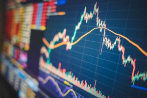 كيف تتأثر أسعار الأسهم؟ من الأداء المالي إلى الأحداث السياسية