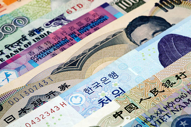 العملات الآسيوية تتراجع وسط اضطرابات الأسواق وتزايد المخاوف السياسية 
