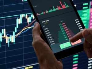 كيف تتأثر أسعار الأسهم؟ من الأداء المالي إلى الأحداث السياسية