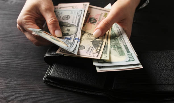 الدولار يتباين ادائه وحركة نشطة في سوق العملات والعملات الرقمية