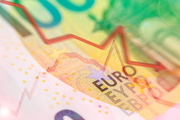 اليورو يتراجع مجددًا أمام الدولار… والسوق يترقب إشارات جديدة حول الفائدة الأوروبية 2 اليورو يتراجع مجددًا أمام الدولار… والسوق يترقب إشارات جديدة حول الفائدة الأوروبية