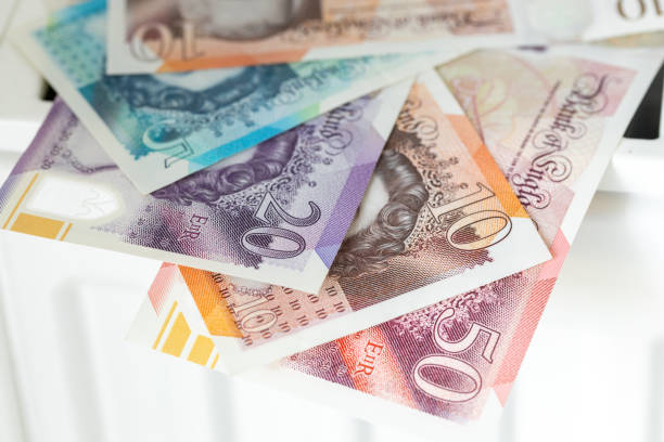 الإسترليني تحت الضغط والدولار يتفوق.. بيانات التضخم البريطانية في الواجهة